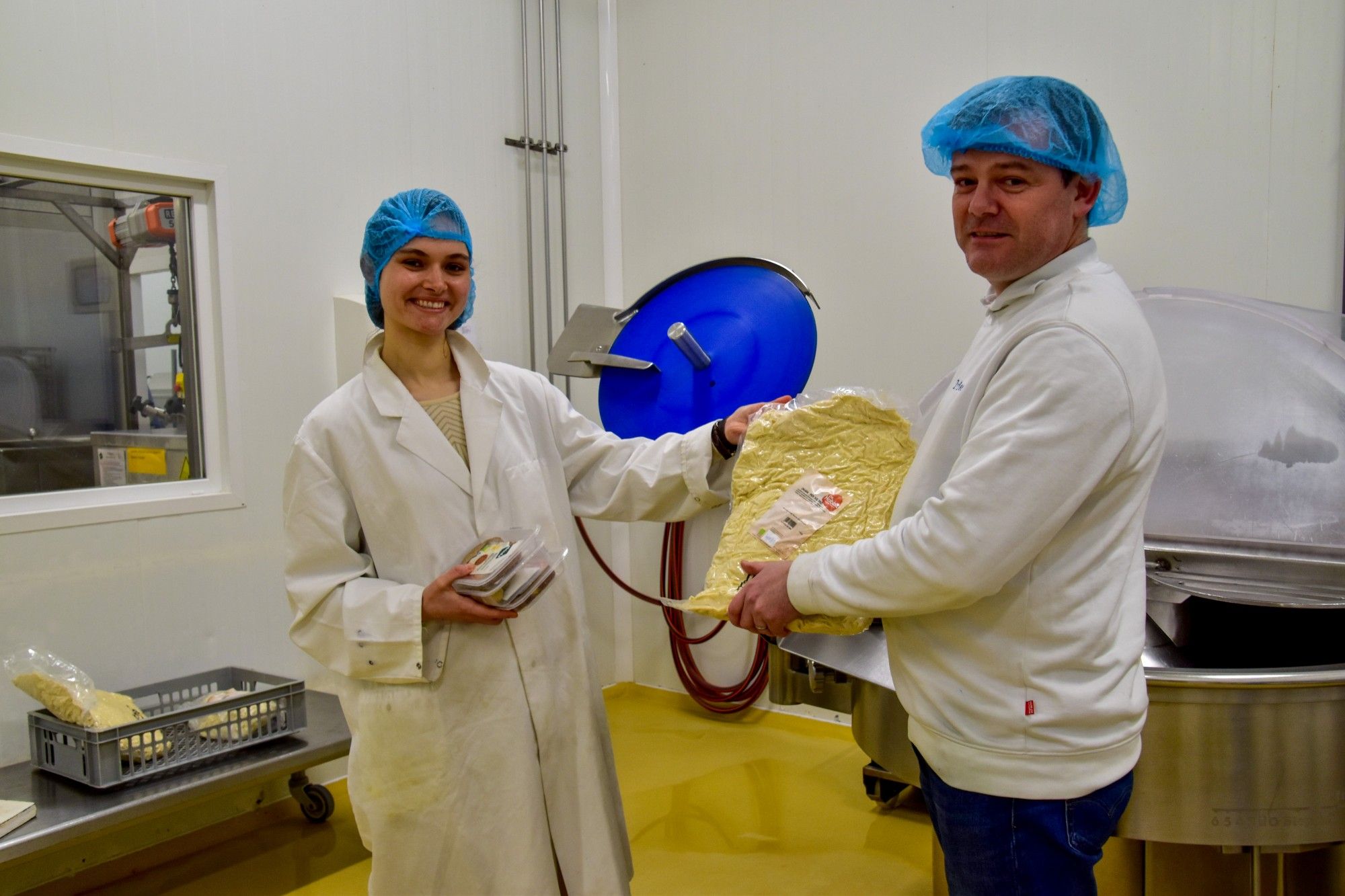 Astrid Dossche torst een zak okara met een collega - (c) VLAM, Patricia De Laet
----
Sort: 2