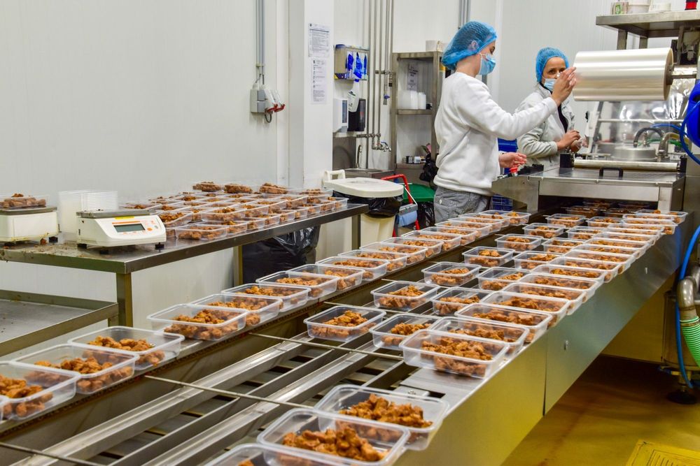 De veggieproducten rollen van de band bij Abinda - (c) VLAM, Patricia De Laet
----
Sort: 3